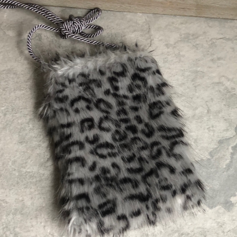 Leopard print grey and black faux fur crossbody. - Picture 5 of 8